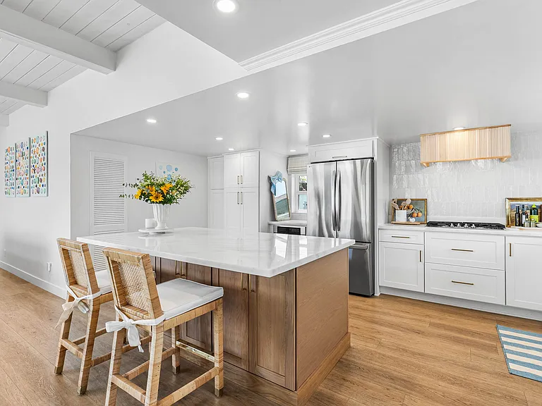 8 Saratoga — Photo 13