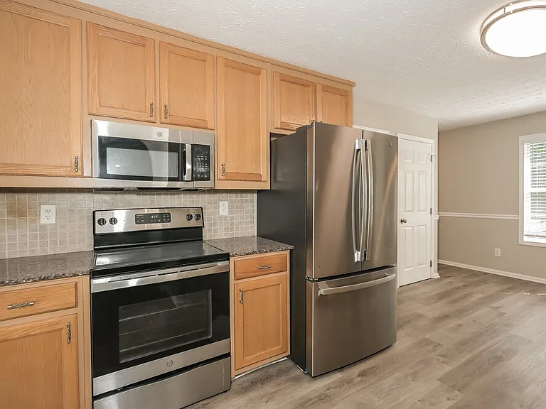 810 Windsor Dr — Photo 8