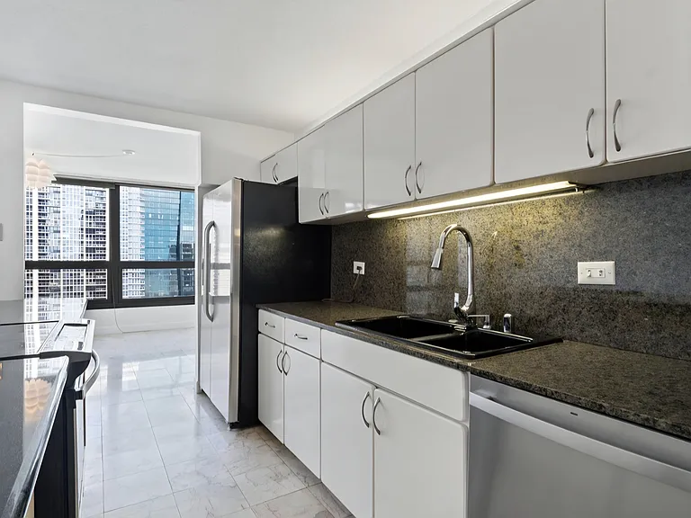 360 E Randolph St — Photo 2