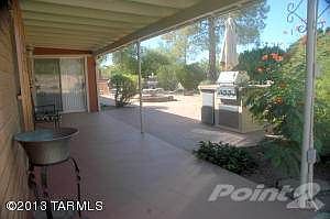 Back porch, built in BBQ, fridge