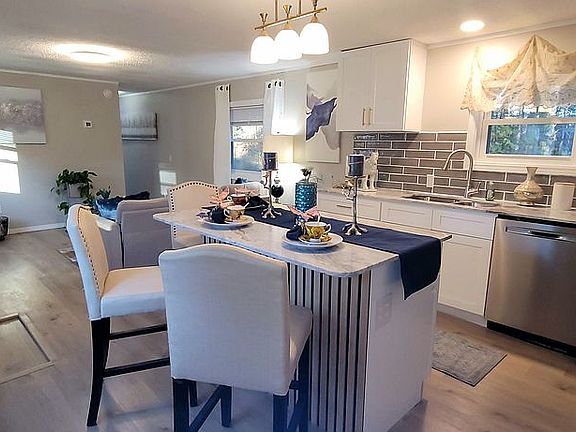5th image of 75 Thompson Cir
