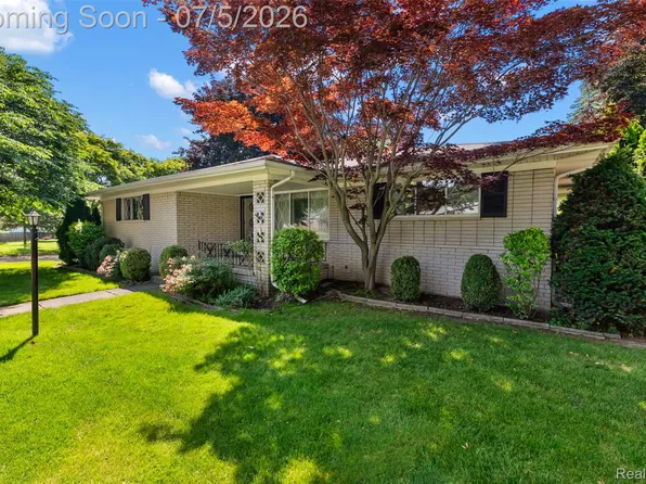 17048 Harbor Hill Dr, Clinton Township, MI 48035