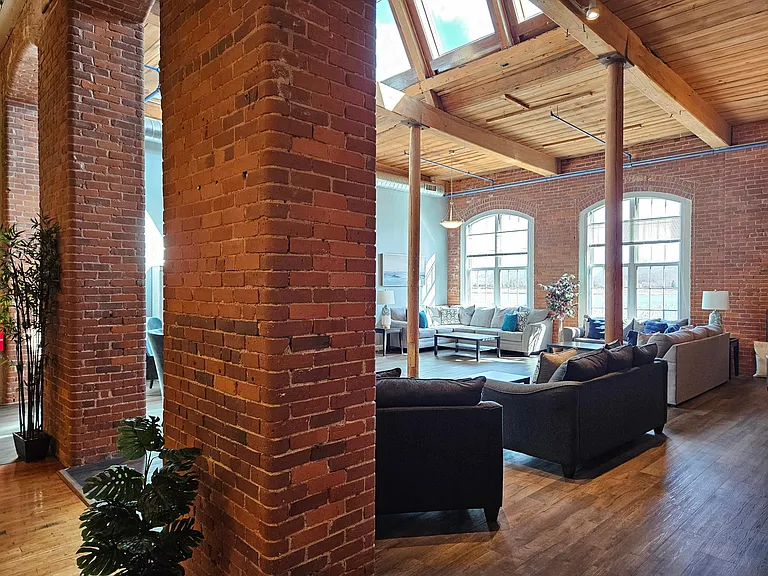 Victoria Riverside Townhouse Lofts — Photo 44