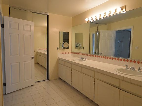 3rd image of 3947 Carpenter Ave Unit 202