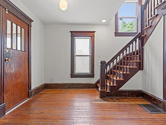 3rd image of 3633 Woodland Ave