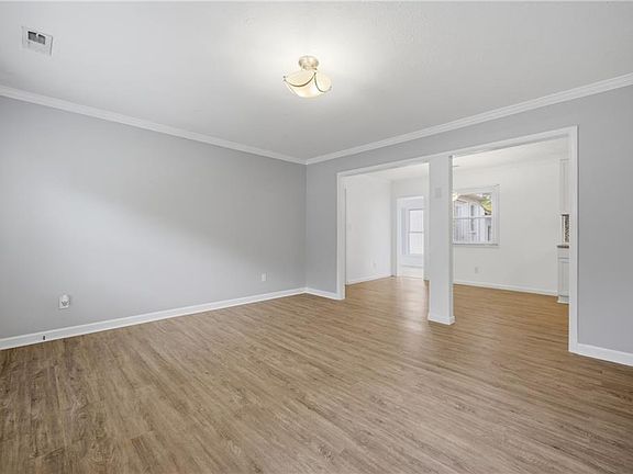 5th image of 218 Collins Dr