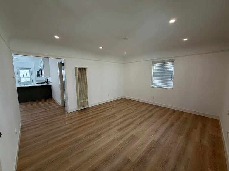 1119 Hopkins Ave — Photo 3