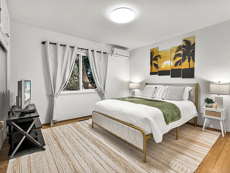Clean bedroom with fresh linen for a restful and comfortable stay!
