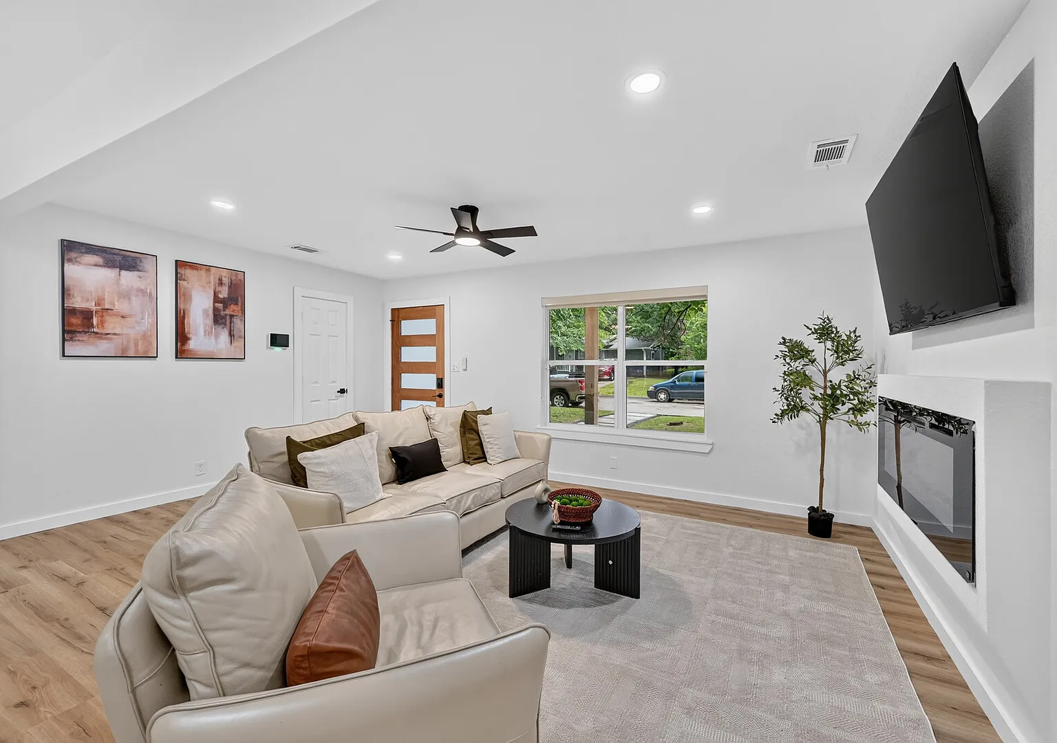 Upscale 3BR Executive Retreat | Historic Mansfield — Photo 2
