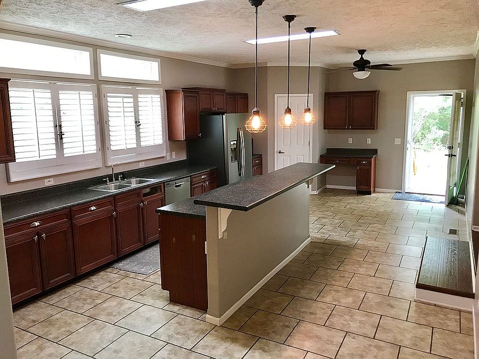 2nd image of 1502 Miller Rd
