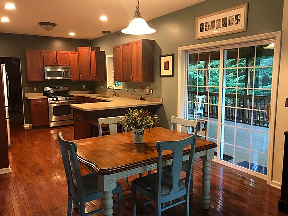 3rd image of 31 Santee Dr