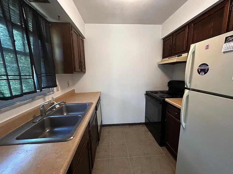 102 Derbyshire Dr — Photo 7