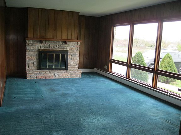 LR w/ large picture window