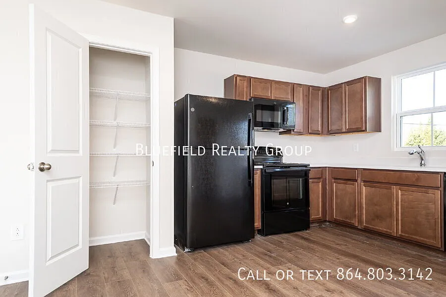Beautiful 3BR/2.5BA Home with Quartz Countertops, Washer & Dryer, and Prime Woodruff Location! — Photo 4