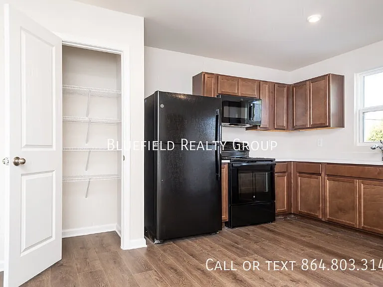 886 Cranbrook Dr — Photo 4