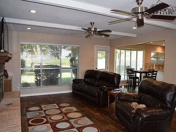 2nd image of 20 Surrey Cir