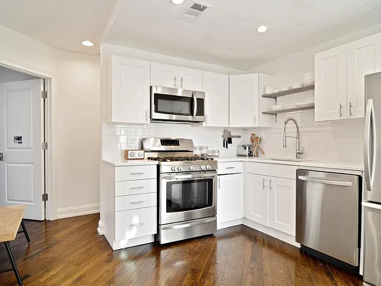 223 W Wisconsin St #2C — Photo 5