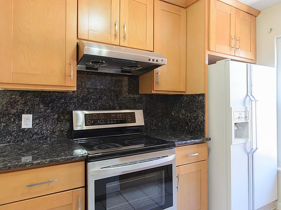 4th image of 1083 Kentwood Ave