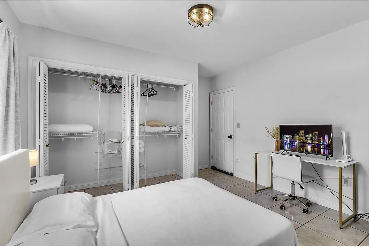 Building Photo - 8119 Harding Ave #1