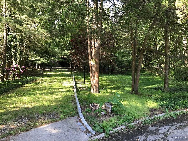 1st image of 828 Clauss Ln