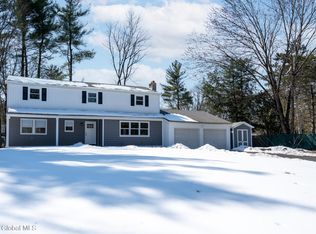 10 Santa Lucia Ct, Clifton Park, NY 12065