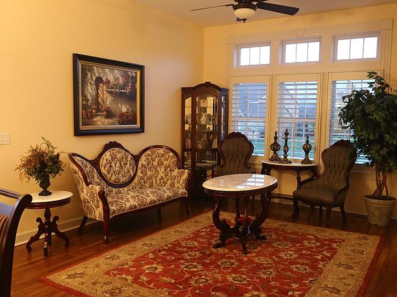 Large living room great for entertaining