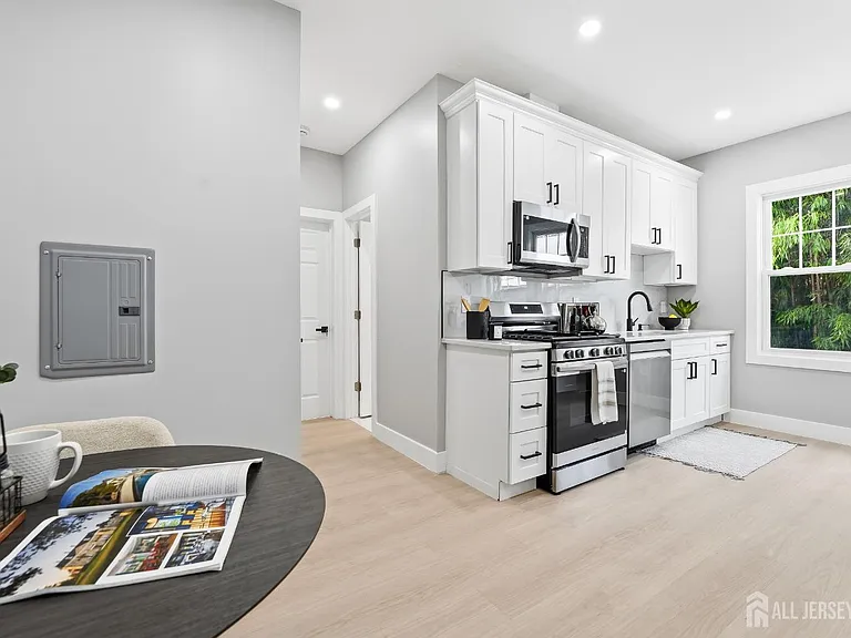 212 Montgomery St #A — Photo 4