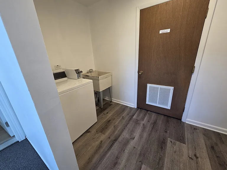 539 W 61st St #B — Photo 16