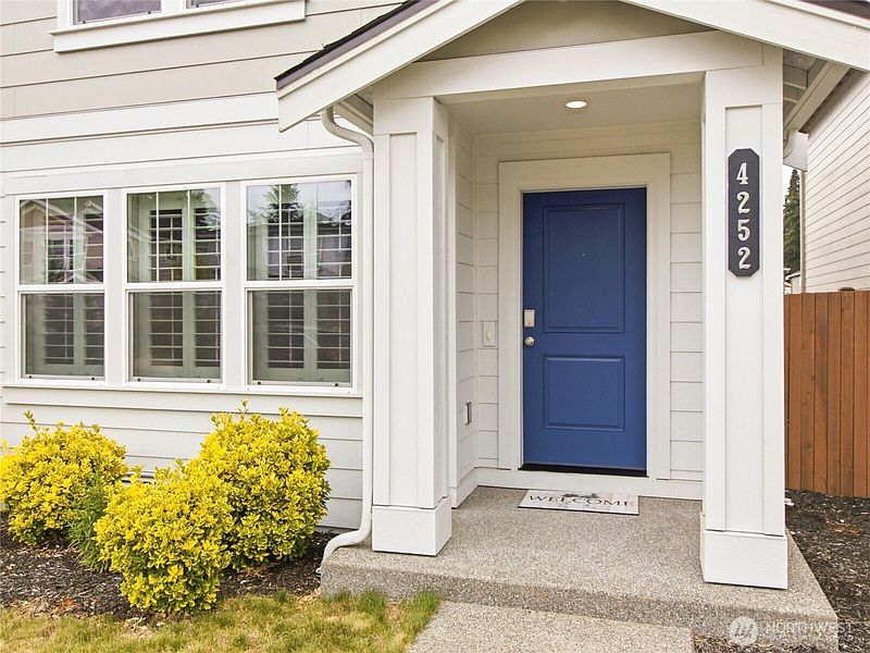2nd image of 4252 Savannah Loop NE