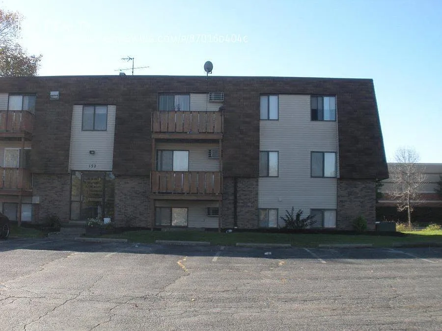 Spacious 1 bedroom apartment available now! Nearby Midway Mall, shops & dining! — Photo 3