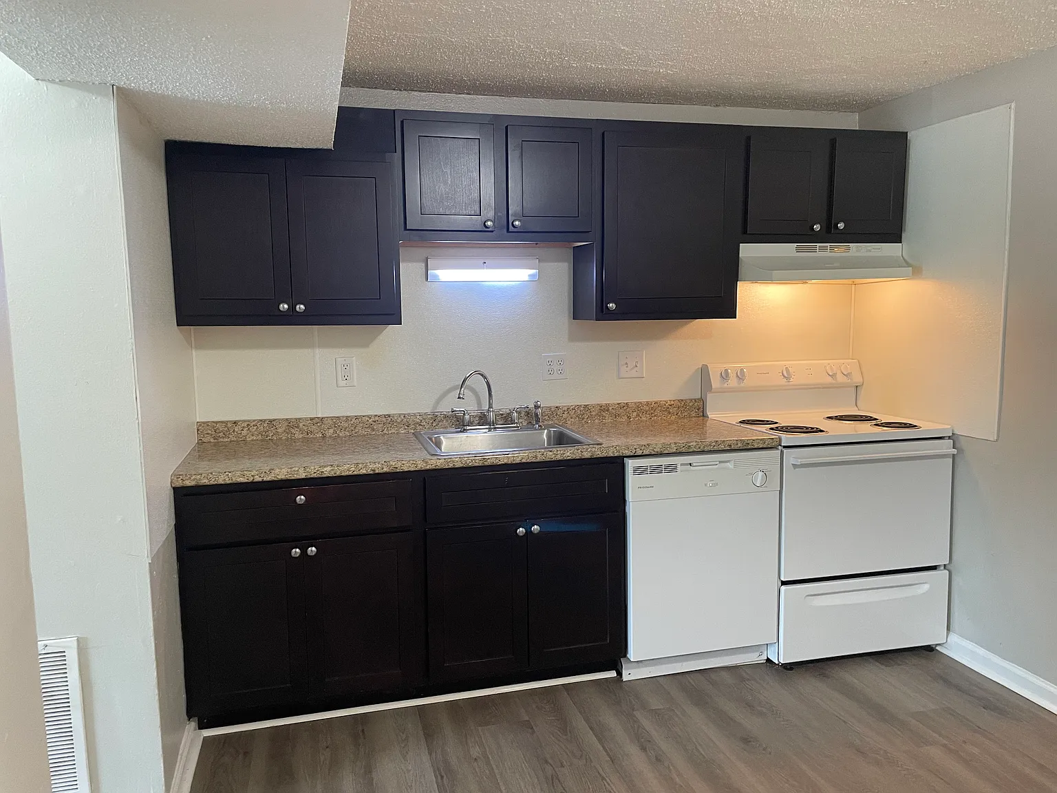 2 bed, 1.5 bath, 900 sqft, $925 — Photo 1