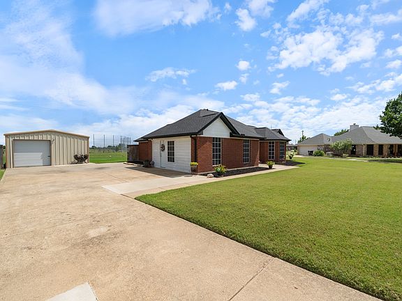 3rd image of 208 Country View Ln