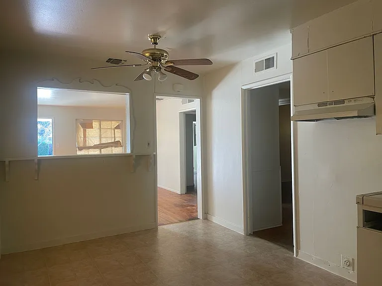 711 E Fountain Way — Photo 2