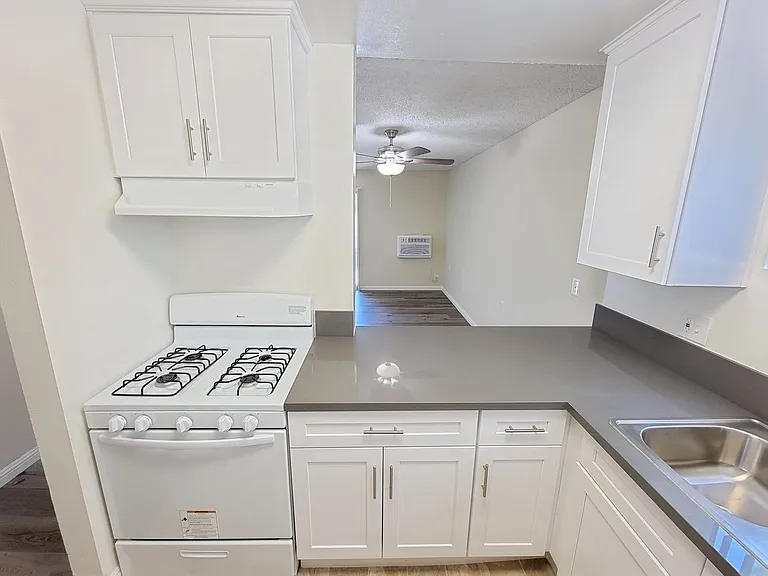 Arleta Apartments — Photo 4