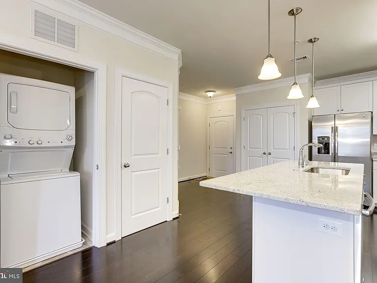 13740 Endeavour Dr #403 — Photo 9
