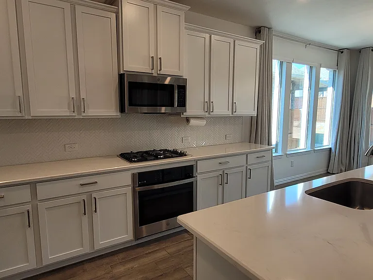 913 Rosebay Dr — Photo 3