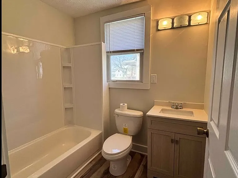 422 N Nye Ave — Photo 7