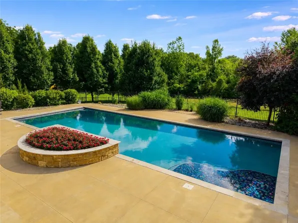 8030 N Caldwell Ave, Parkville, MO 64152