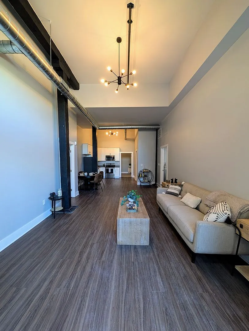 New South Side Apartments at 905 Bingham — Photo 3