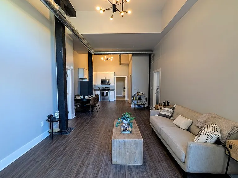 New South Side Apartments at 905 Bingham — Photo 2