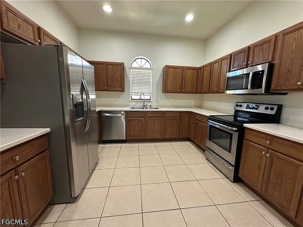 3 bed, 2.5 bath, 1708 sqft, $1,995 — Photo 4