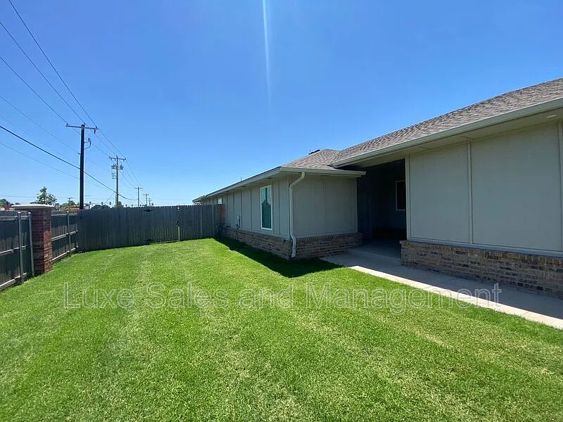 3 bed, 2.0 bath, 1445 sqft, $1,745 — Photo 3
