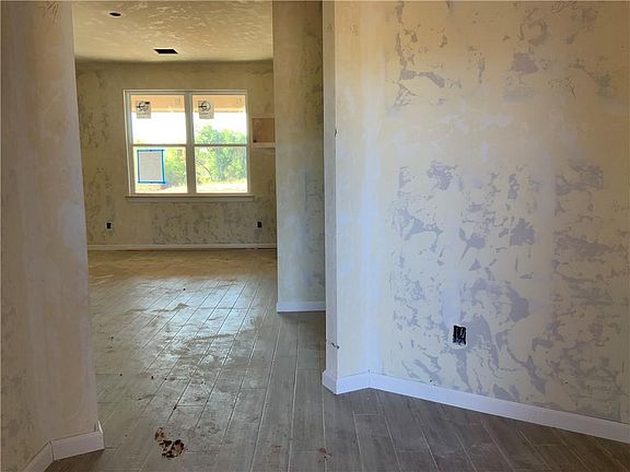 3rd image of 2433 Creekview Dr