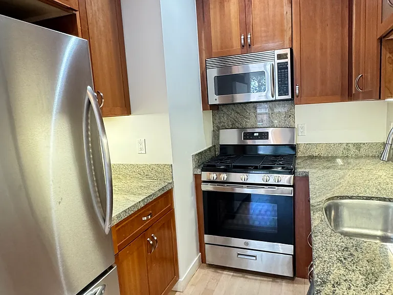 926 Grove St #2 — Photo 8