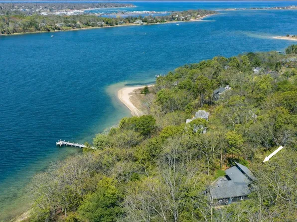 309 Barnes Rd, Oak Bluffs, MA 02557