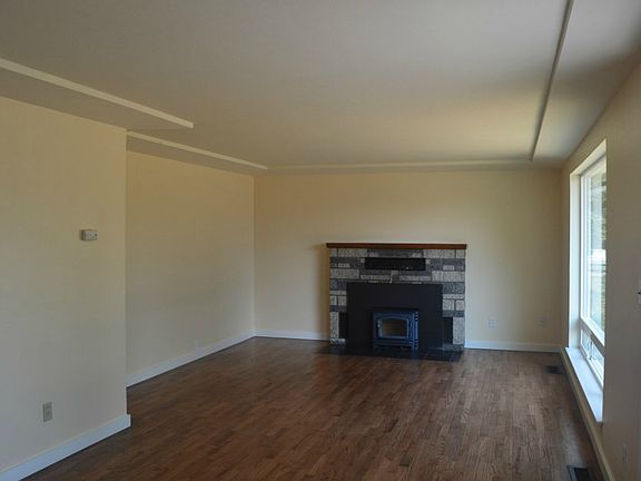 3rd image of 1217 Whisler St NE