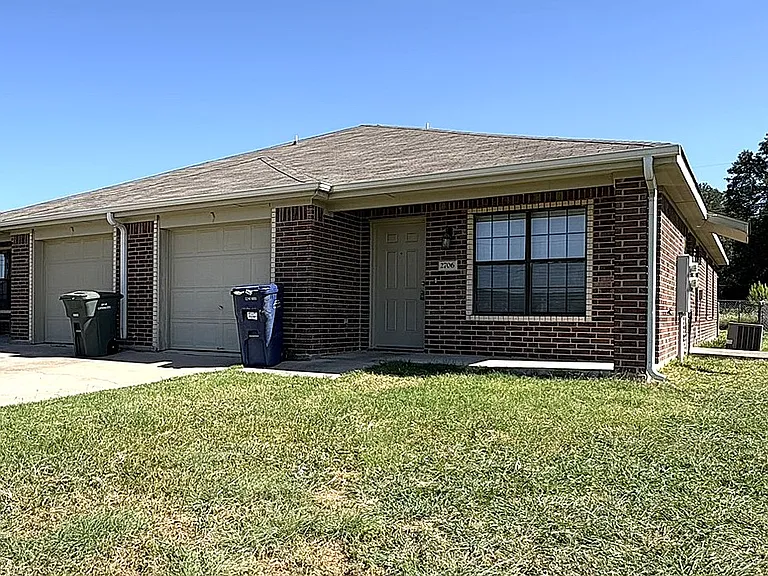2706 Ashley Dr — Photo 2