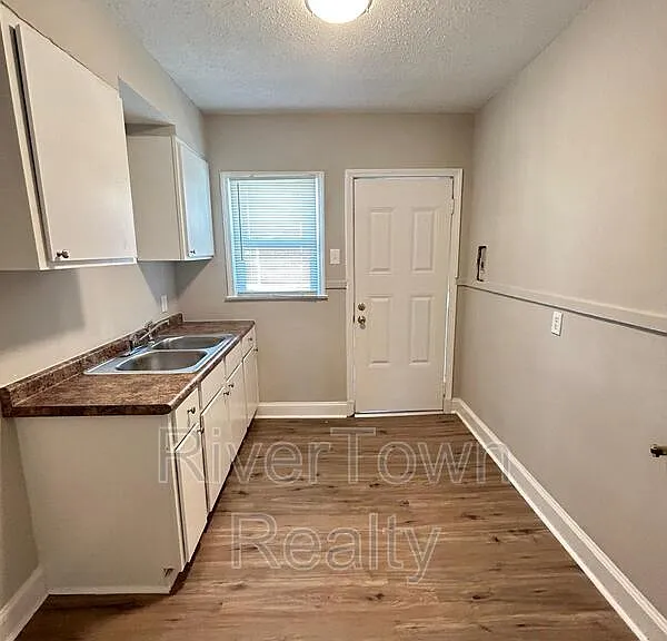 2144 Henry Ave — Photo 4