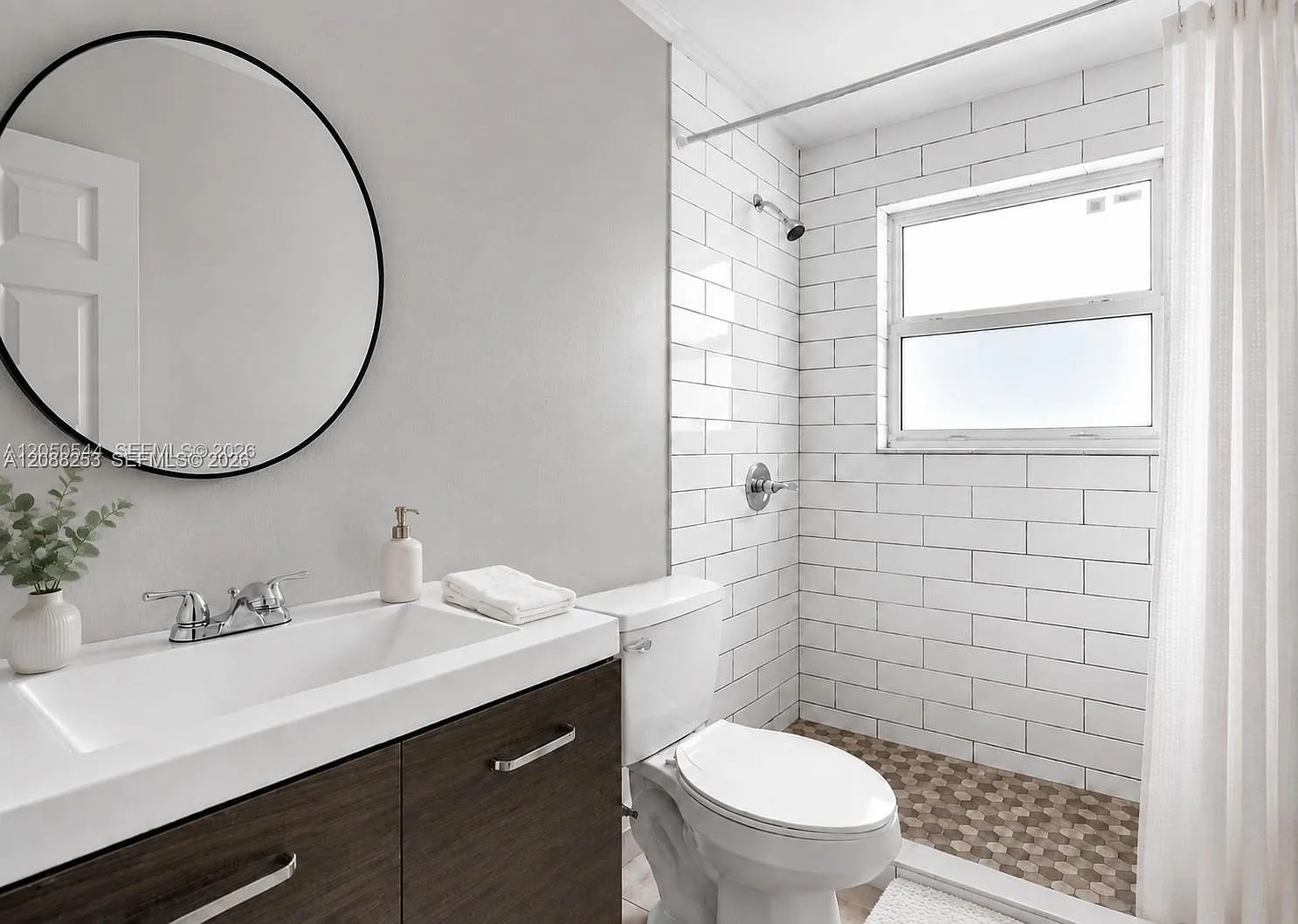 1245 W 24th St — Photo 3