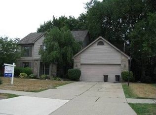 19462 Gill Rd, Livonia, MI 48152